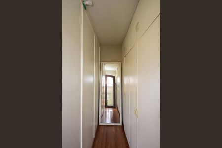 Casa de condomínio para alugar com 200m², 3 quartos e 3 vagasArmário da Suíte 