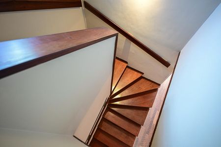 Casa de condomínio para alugar com 200m², 3 quartos e 3 vagasEscada