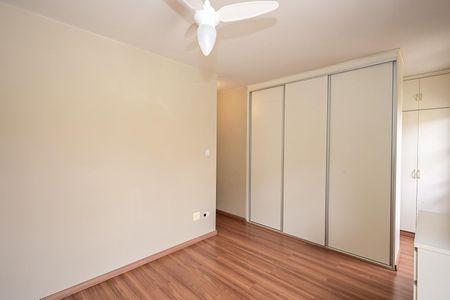 Casa de condomínio para alugar com 200m², 3 quartos e 3 vagasSuíte