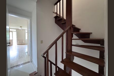 Casa de condomínio para alugar com 480m², 3 quartos e 2 vagasEscada