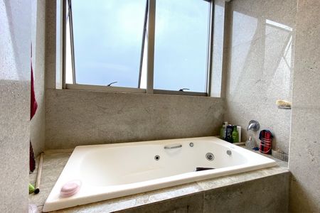 Apartamento à venda com 240m², 4 quartos e 5 vagasBanheiro da Suíte 1