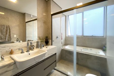 Apartamento à venda com 240m², 4 quartos e 5 vagasBanheiro da Suíte 1