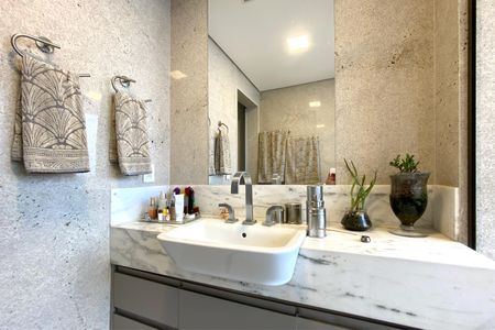 Apartamento à venda com 240m², 4 quartos e 5 vagasBanheiro da Suíte 1