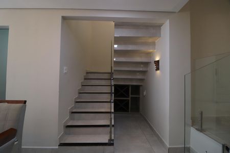 Casa de condomínio para alugar com 140m², 4 quartos e 2 vagasEscadaria