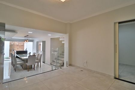 Sala de casa de condomínio para alugar com 4 quartos, 140m² em Aclimação, Uberlândia