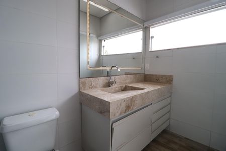 Casa de condomínio para alugar com 140m², 4 quartos e 2 vagasBanheiro do Quarto 4