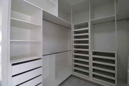 Casa de condomínio para alugar com 140m², 4 quartos e 2 vagasQuarto 4 - Suíte - Closet