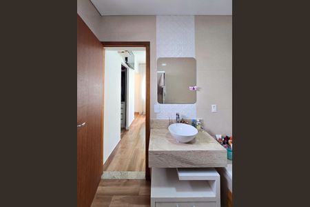 Casa à venda com 300m², 4 quartos e 4 vagas Casa à venda com 300m², 4 quartos e 4 vagasBanheiro - Suíte 3