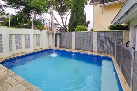 Casa à venda com 300m², 4 quartos e 4 vagas Casa à venda com 300m², 4 quartos e 4 vagasÁrea - Piscina