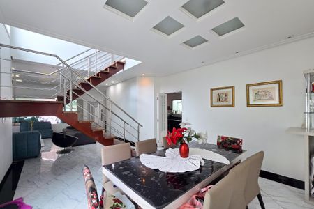 Casa à venda com 300m², 4 quartos e 4 vagas Casa à venda com 300m², 4 quartos e 4 vagasSala de Jantar