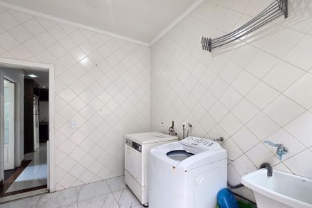 Casa à venda com 300m², 4 quartos e 4 vagas Casa à venda com 300m², 4 quartos e 4 vagasÁrea de Serviço