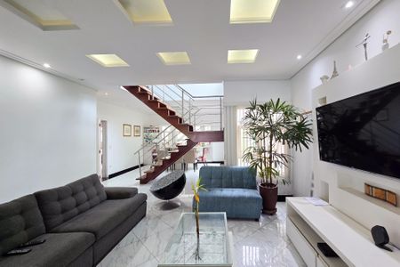 Casa à venda com 300m², 4 quartos e 4 vagas Casa à venda com 300m², 4 quartos e 4 vagasSala