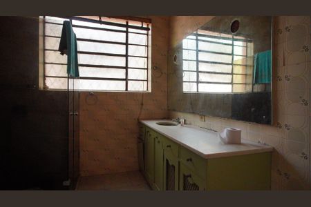 Casa à venda com 858m², 4 quartos e 3 vagas Casa à venda com 858m², 4 quartos e 3 vagasBanheiro corredor