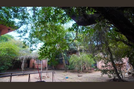 Casa à venda com 858m², 4 quartos e 3 vagas Casa à venda com 858m², 4 quartos e 3 vagasPátio