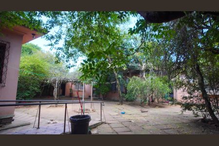 Casa à venda com 858m², 4 quartos e 3 vagas Casa à venda com 858m², 4 quartos e 3 vagasPátio