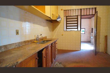 Casa à venda com 858m², 4 quartos e 3 vagas Casa à venda com 858m², 4 quartos e 3 vagasCozinha