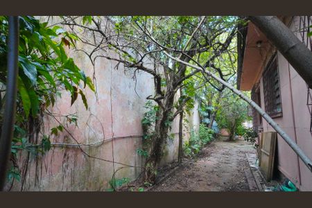 Casa à venda com 858m², 4 quartos e 3 vagas Casa à venda com 858m², 4 quartos e 3 vagasPátio