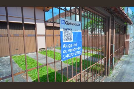 Casa à venda com 858m², 4 quartos e 3 vagas Casa à venda com 858m², 4 quartos e 3 vagasPlaca no imóvel