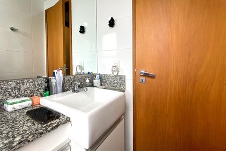 Apartamento à venda com 80m², 2 quartos e 2 vagasBanheiro da Suíte 1