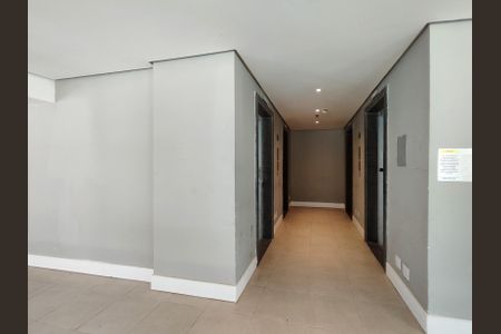 Studio para alugar com 32m², 1 quarto e sem vaga Studio para alugar com 32m², 1 quarto e sem vagaFachada e portaria
