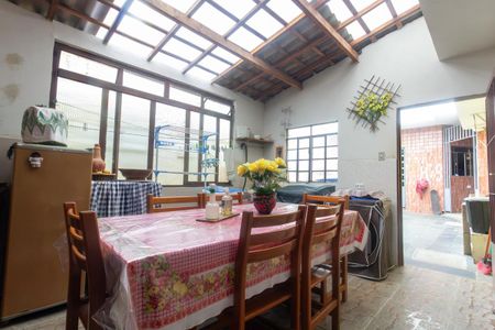 Casa à venda com 207m², 5 quartos e 4 vagas Casa à venda com 207m², 5 quartos e 4 vagasÁrea de Serviço 1