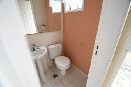 Casa de condomínio à venda com 122m², 3 quartos e 2 vagasLavabo