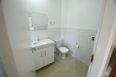 Casa de condomínio à venda com 122m², 3 quartos e 2 vagasBanheiro de serviço