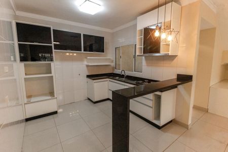 Casa de condomínio para alugar com 165m², 3 quartos e 3 vagasCozinha - Armários