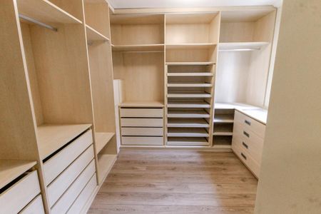 Casa de condomínio para alugar com 165m², 3 quartos e 3 vagasCloset da suíte