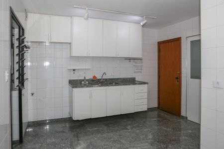Apartamento para alugar com 120m², 3 quartos e 2 vagas Apartamento para alugar com 120m², 3 quartos e 2 vagasCozinha e Área de Serviço