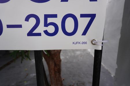 Casa para alugar com 100m², 3 quartos e 3 vagasFachada com Plaquinha kjfk - 266