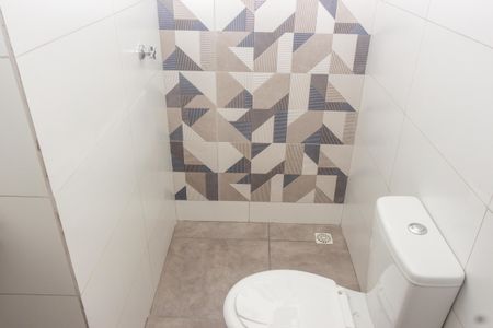 Banheiro de kitnet/studio para alugar com 1 quarto, 20m² em Jardim Domitila, São Paulo