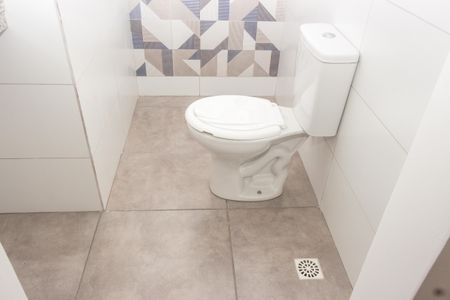 Banheiro de kitnet/studio para alugar com 1 quarto, 20m² em Jardim Domitila, São Paulo