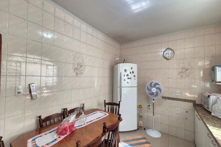 Casa à venda com 230m², 4 quartos e 4 vagas Casa à venda com 230m², 4 quartos e 4 vagasCozinha