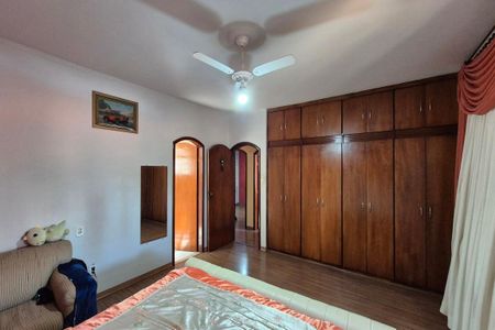 Casa à venda com 230m², 4 quartos e 4 vagas Casa à venda com 230m², 4 quartos e 4 vagasQuarto 3 - Suíte