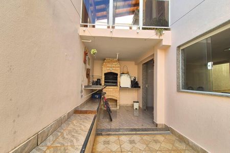 Casa à venda com 230m², 4 quartos e 4 vagas Casa à venda com 230m², 4 quartos e 4 vagasQuintal