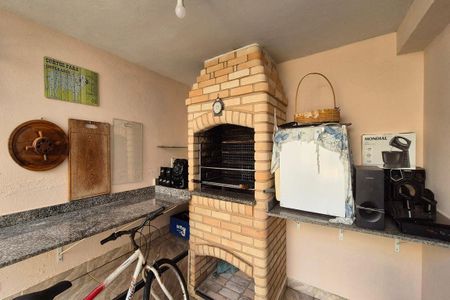 Casa à venda com 230m², 4 quartos e 4 vagas Casa à venda com 230m², 4 quartos e 4 vagasÁrea comum - Churrasqueira