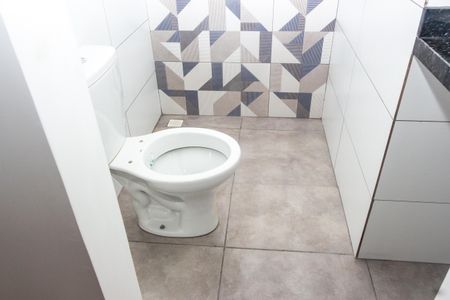 Banheiro de kitnet/studio para alugar com 1 quarto, 25m² em Jardim Domitila, São Paulo