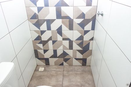 Banheiro de kitnet/studio para alugar com 1 quarto, 25m² em Jardim Domitila, São Paulo