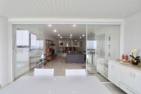 Apartamento para alugar com 220m², 4 quartos e 2 vagas Apartamento para alugar com 220m², 4 quartos e 2 vagasVaranda