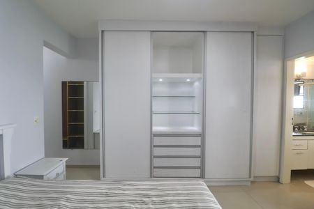 Apartamento para alugar com 220m², 4 quartos e 2 vagas Apartamento para alugar com 220m², 4 quartos e 2 vagasSuíte