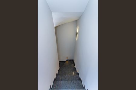 Casa à venda com 200m², 3 quartos e 3 vagas Casa à venda com 200m², 3 quartos e 3 vagasEscada