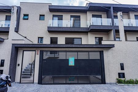 Casa à venda com 200m², 3 quartos e 3 vagas Casa à venda com 200m², 3 quartos e 3 vagasFachada