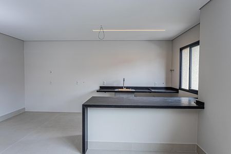 Casa à venda com 200m², 3 quartos e 3 vagas Casa à venda com 200m², 3 quartos e 3 vagasSala e cozinha