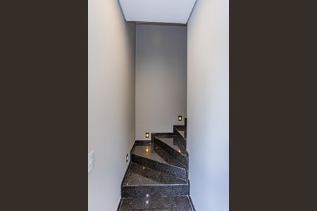 Casa à venda com 200m², 3 quartos e 3 vagas Casa à venda com 200m², 3 quartos e 3 vagasEscada