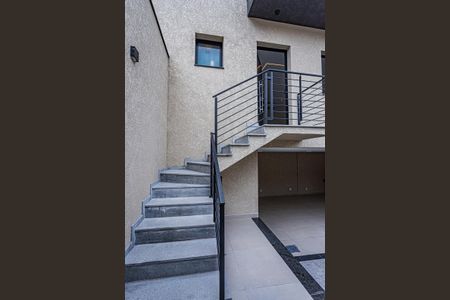 Casa à venda com 200m², 3 quartos e 3 vagas Casa à venda com 200m², 3 quartos e 3 vagasEscada