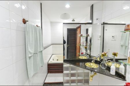 Apartamento à venda com 140m², 4 quartos e 1 vagaBanheiro da Suíte