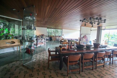 Casa à venda com 776m², 5 quartos e 4 vagasSala