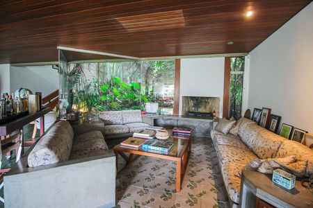 Casa à venda com 776m², 5 quartos e 4 vagasSala