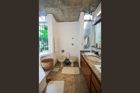 Casa à venda com 776m², 5 quartos e 4 vagasBanheiro da Suíte 1